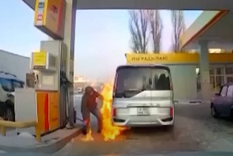 Benzinkúton gyújtóval játszani? Ezek az autósok megcsinálták