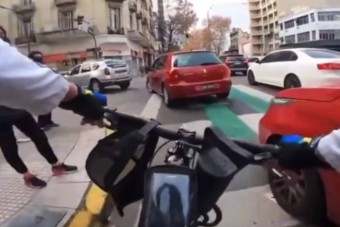 Bringás banditának hívja magát és direkt balhézik a szabálytalan autósokkal