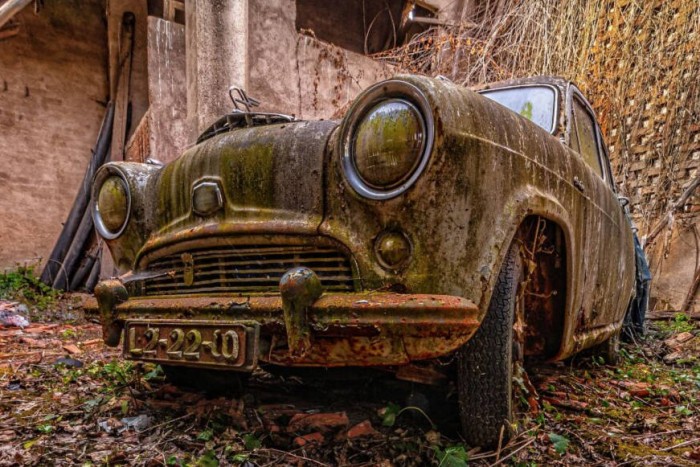 Gyönyörűre rohadt autógyűjteményt találtak egy elhagyott gyártelepen 3