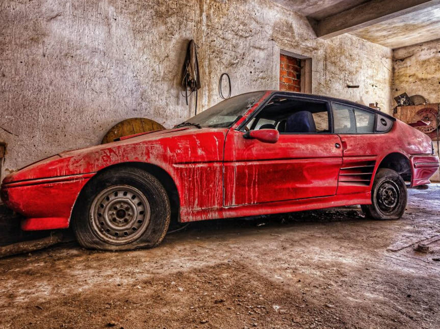 Gyönyörűre rohadt autógyűjteményt találtak egy elhagyott gyártelepen 2
