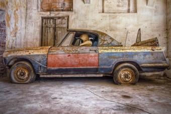 Gyönyörűre rohadt autógyűjteményt találtak egy elhagyott gyártelepen