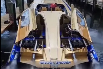 Óránként egymillió csak a benzin ebbe a hajóba, ha igazán jól érzed magad