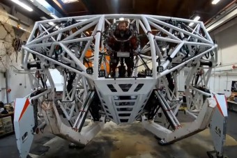 Óriásrobot lett kidobó egy Las Vegas-i sztriptízbárban