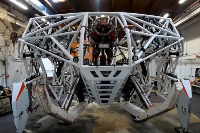 Óriásrobot lett kidobó egy Las Vegas-i sztriptízbárban