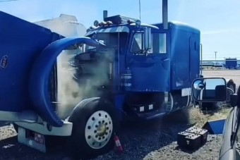 22 éve állt a pusztában a csőrös kamion, amikor megpróbálták beindítani