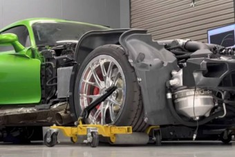 Szép látvány a 3000 lóerős Dodge Viper padlógázon üvöltve