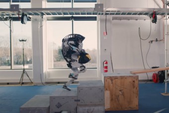 Építkezésen dolgozó melóst játszik a világ legfejlettebb humanoid robotja