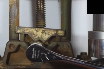 Melyik racsnis dugókulcs bírja tovább a hidraulikus prés nyomását?