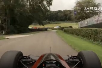 Nehéz elhinni, de ez nem gyorsított felvétel, egy ilyen gép itt tényleg ezt tudja