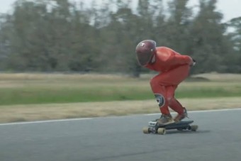A gördeszkázás sebességrekordja maga a deszkán álló tökösség
