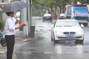 Téglát lóbálva nem csapnak telibe vízzel az autósok