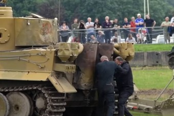 Így indítják be kézzel a II. világháború félelmetes tankjait