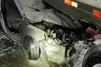 Kamion alá szorult autójával egy nő, a sofőr kilométereken át észre sem vette