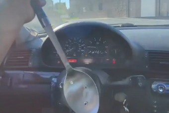 Egy őrült férfi kanalat és kenyérpirítót használt kormány helyett