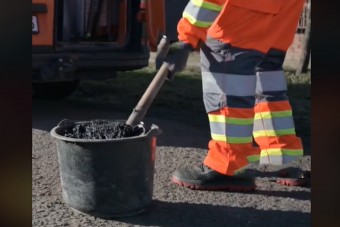 A Magyar Közút most mindenkivel megtanítja, hogyan kátyúznak télen