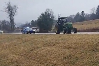 Traktorral izzasztották meg a rendőröket – videón a világ leglassabb üldözése?