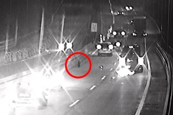 Menet közben szakadt ki egy furgon kereke az M31-esen