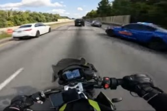 Faképnél hagyta a rendőröket a motoros, majd saját magát buktatta le