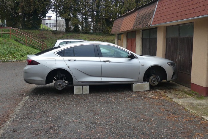 A saját autójáról is lelopta a kerekeket, aztán ügyesen lebuktatta saját magát