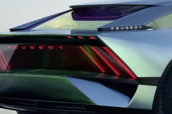 Tetőtől talpig üveg borítja ezt az autót