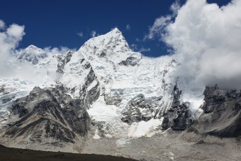 Fagyott holttest igazította útba a Mount Everest hegymászóit