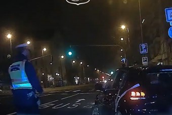 Mit tennél, ha ittasan akarnál vezetni, de ott vár villogva a rendőr? Na ez a pesti autós nem azt tette!