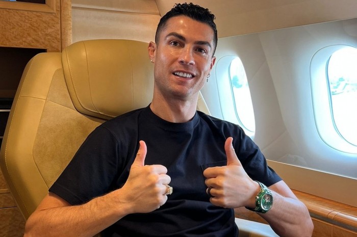 Új székhelyéhez tökéletesen passzoló luxusórát kapott Ronaldo