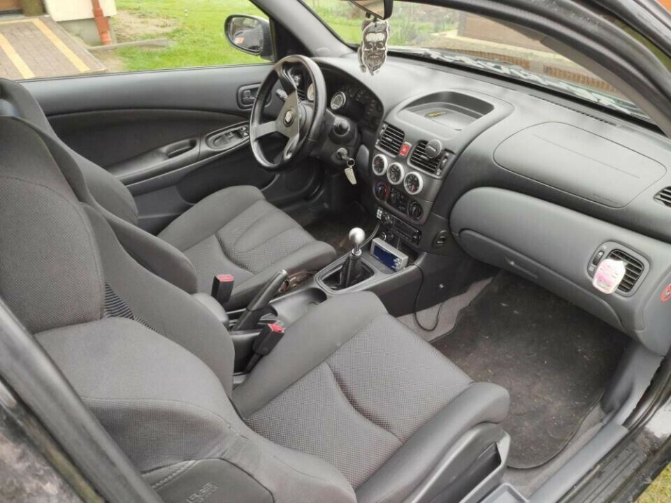 Olcsó, szürke átlagautó, de a motorháztető alatt komoly meglepetés lapul 5