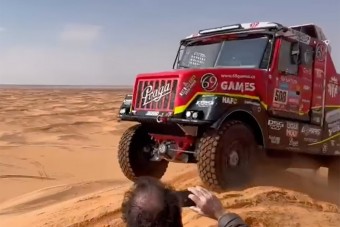 Videón, ahogy elütöttek egy nézőt a Dakaron, a férfi órákkal később meghalt