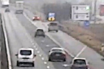 Egy zseni betolatott az M1-es külső sávjába, pont az történt, ami ilyenkor szokott