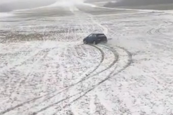 Szétdriftelték a reptér kifutóját egy öreg Swifttel