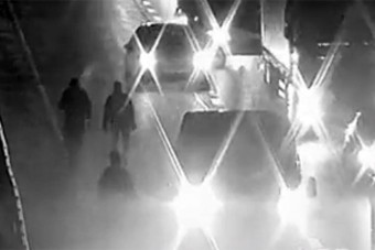 Többen is úgy gondolták, tök normális az M1-esen, az autók között gyalogolni