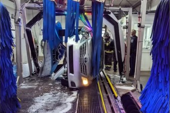 Valamit nagyon rosszul csináltál, ha oldalára borítottad az autód a mosóban