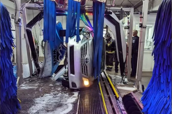 Valamit nagyon rosszul csináltál, ha oldalára borítottad az autód a mosóban