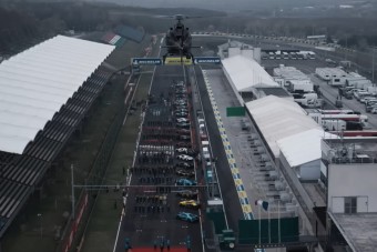 Itt vannak az első képkockák a Hungaroringen készülő autóversenyzős filmből