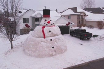 Az egész utca dobta össze a havat a 9 méteres hóemberhez