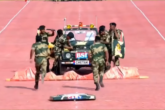 Bámulatos gyorsasággal kapják szét és szerelik össze autójukat az indiai katonák