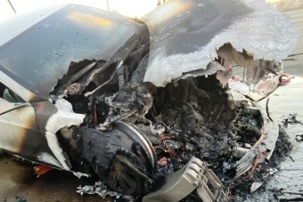 Bődületesen sok vízzel oltottak el egy kigyulladt Teslát