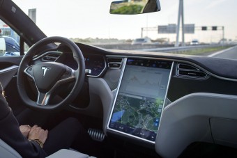 Rendőrök ébresztették az autópályán menet közben alvó sofőrt