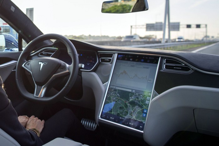 Rendőrök ébresztették az autópályán menet közben alvó sofőrt