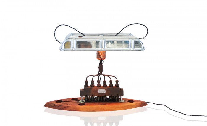 V8-asok előtt tiszteleg az egyedi asztali lámpa 3