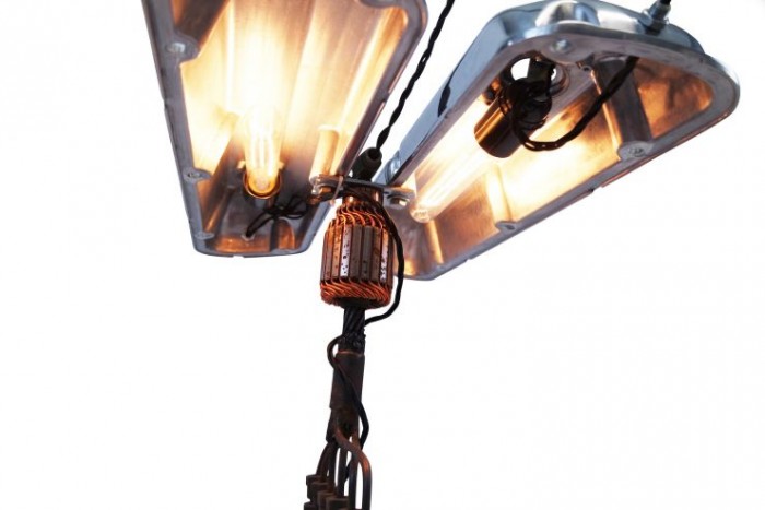 V8-asok előtt tiszteleg az egyedi asztali lámpa 2