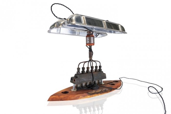 V8-asok előtt tiszteleg az egyedi asztali lámpa 1