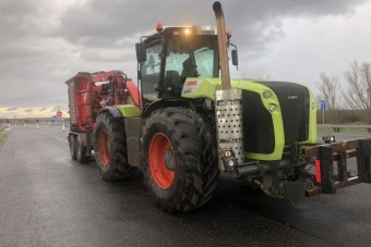 Kapkodták a fejüket a rendőrök, amikor meglátták ezt a traktort az M9-esen