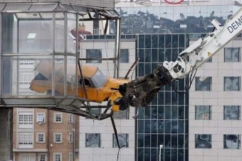 Egy város ismerte a kirakatban álló Mercedest, végül egy markoló zúzta össze