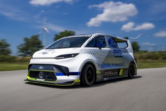 Furgonnal indul autóversenyen a Ford