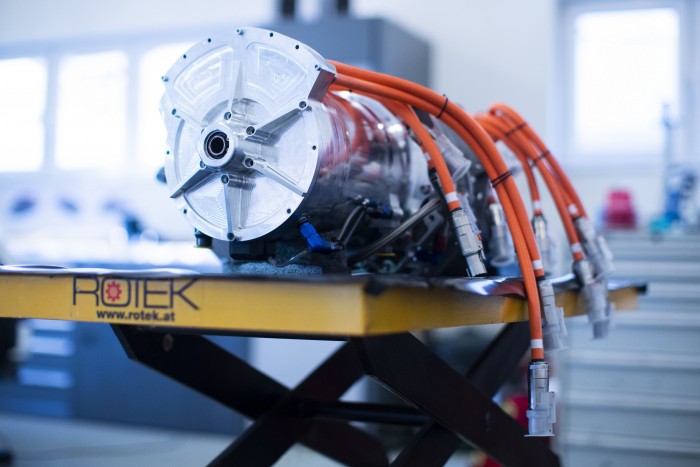 Furgonnal indul autóversenyen a Ford 11