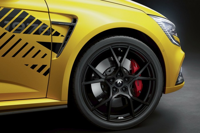 Limitált szériával búcsúzik a legsportosabb Renault 11