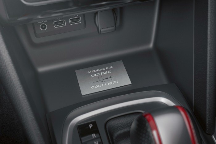 Limitált szériával búcsúzik a legsportosabb Renault 12