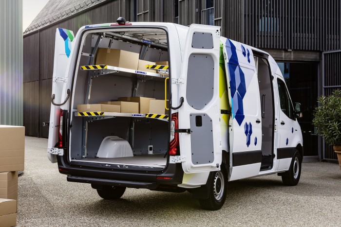 500 kilométeres, négytonnás villanyfurgon a Mercedestől 7